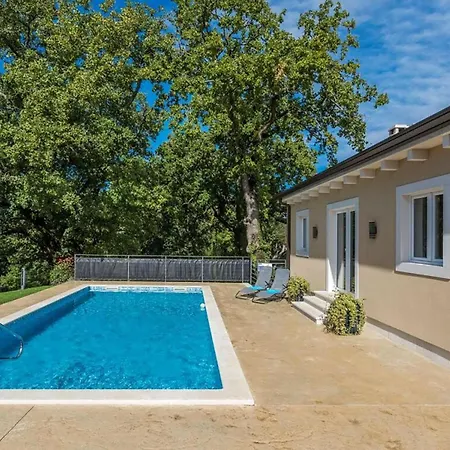 Beautiful Home In Brecevici * Brecevici