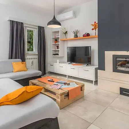 Beautiful Home In Brecevici *