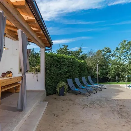 Ferienhaus Stunning In Brecevici