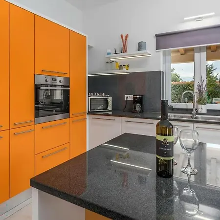 Stunning In 펜션 Brecevici